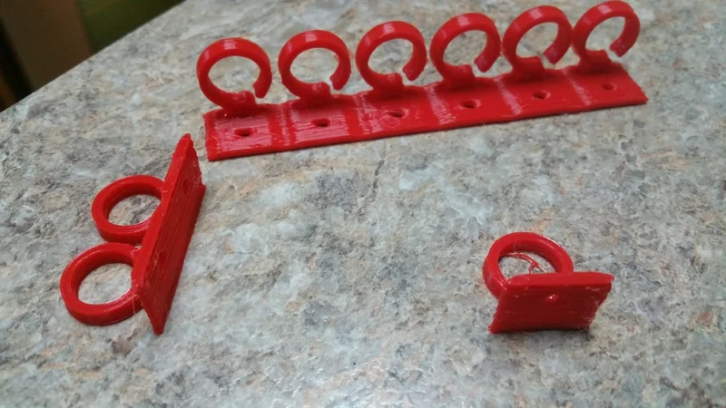 Clips de gestion des câbles pour surfaces planes