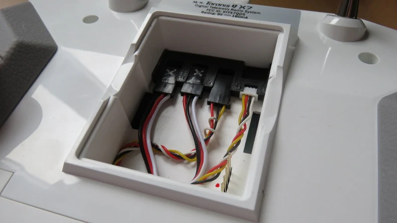 Solution d'organisation de câbles FrSky S.Port pour baie radio JR