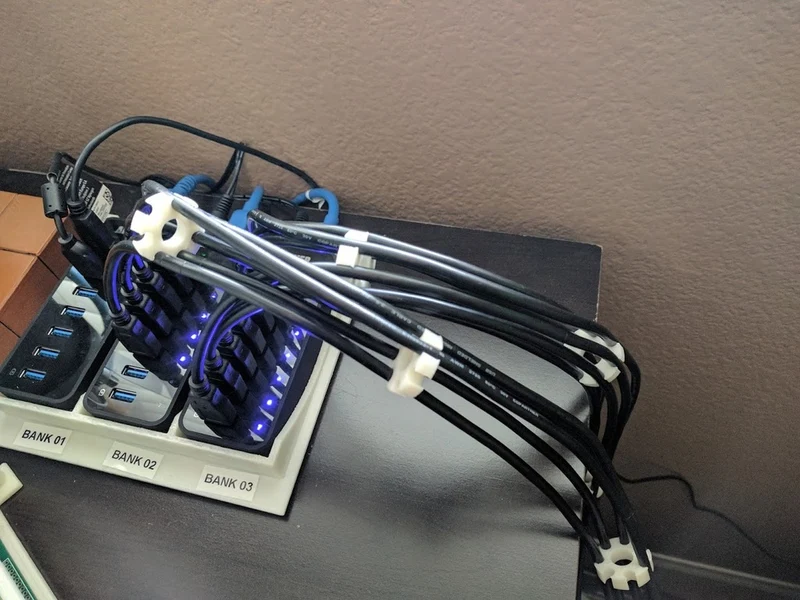 Organisateur de câble USB heptagonal