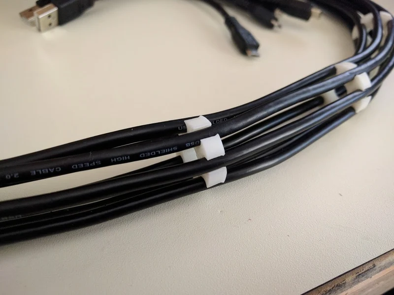 Organisateur de câble USB heptagonal