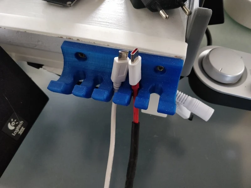 Organisateur de câbles flexible avec fixation à vis pour câbles de chargeur et de souris