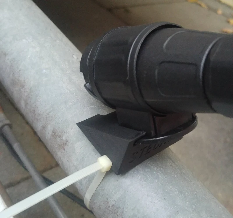 Support pratique pour prise de remorque à 13 broches