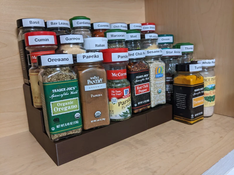 Étagères à épices de différentes hauteurs pour un rangement efficace