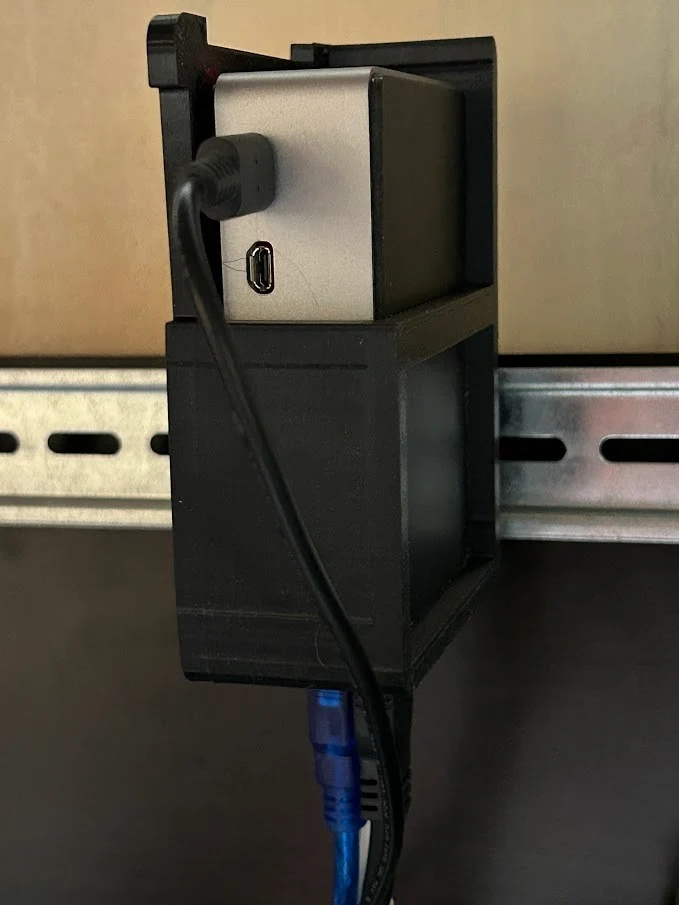 Support de rail DIN 35 mm pour Raspberry Pi 4 dans un boîtier FLIRC