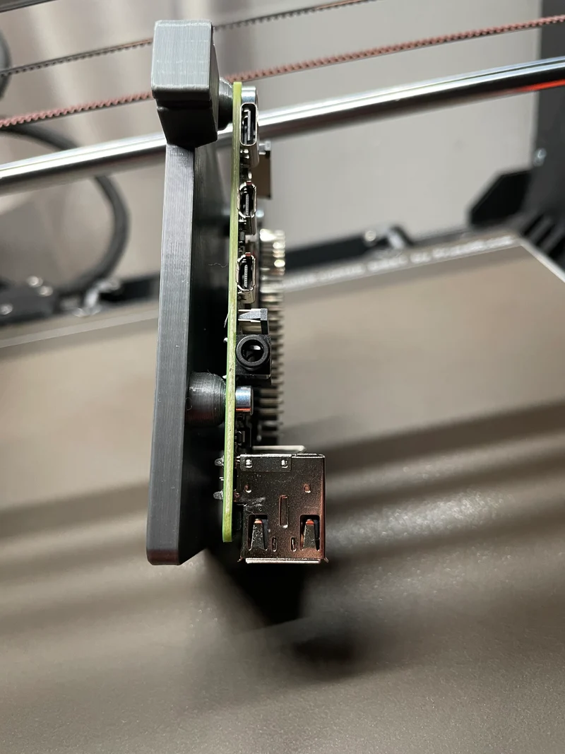 Supports DIN rail pour Raspberry Pi 4 / Pi 5 avec écrous à riveter M3