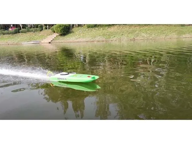 Bateau de course RC Catamaran haute performance