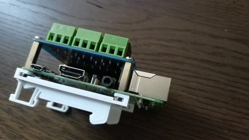 Montage sur rail DIN pour Raspberry Pi 3B+ Portrait - Écrous M3