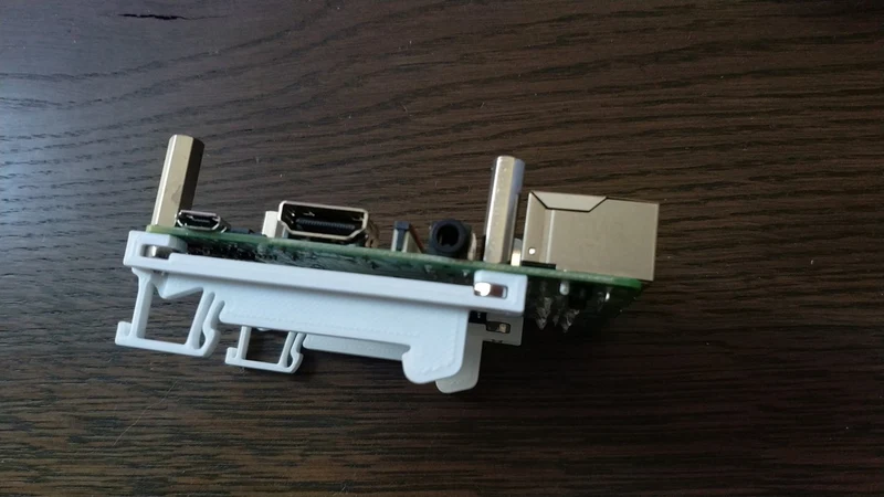 Montage sur rail DIN pour Raspberry Pi 3B+ Portrait - Écrous M3