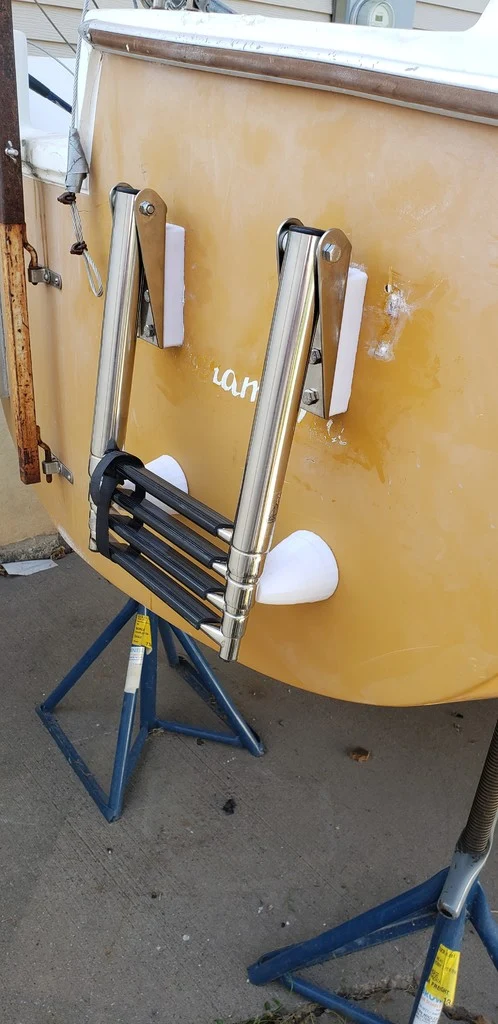 Entretoise pour échelle de bateau