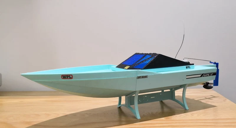 Bateau de vitesse RC imprimé en 3D avec moteur sans balais