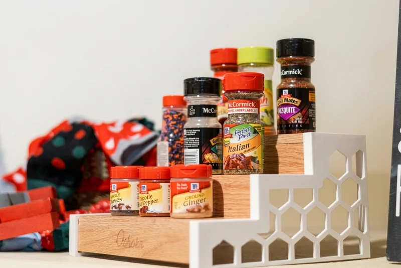 Étagère à épices fonctionnelle pour une cuisine organisée
