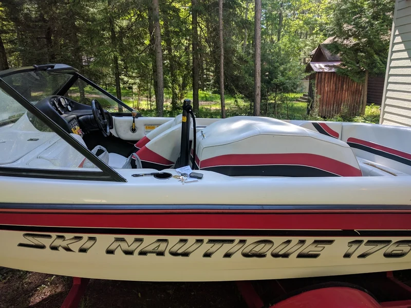 Rail de guidage pour capot de moteur de bateau intérieur
