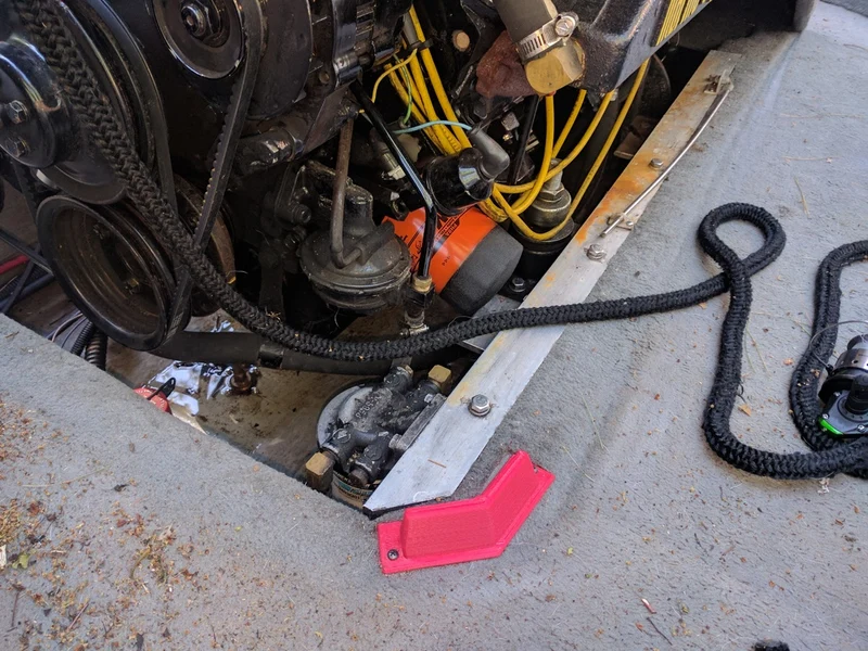 Rail de guidage pour capot de moteur de bateau intérieur