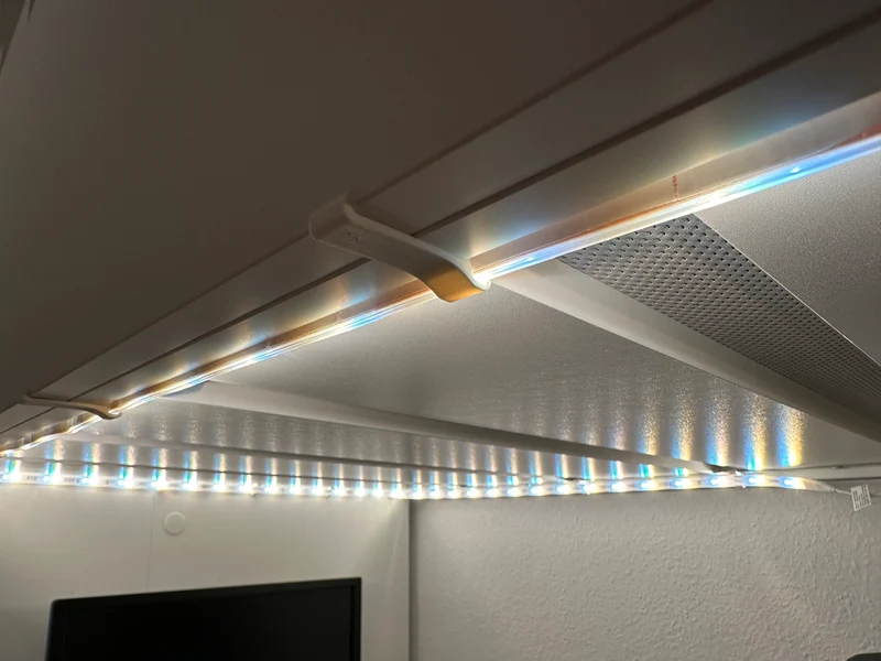 Clips de bande lumineuse Hue pour lit IKEA SMÅSTAD - Montage en douceur