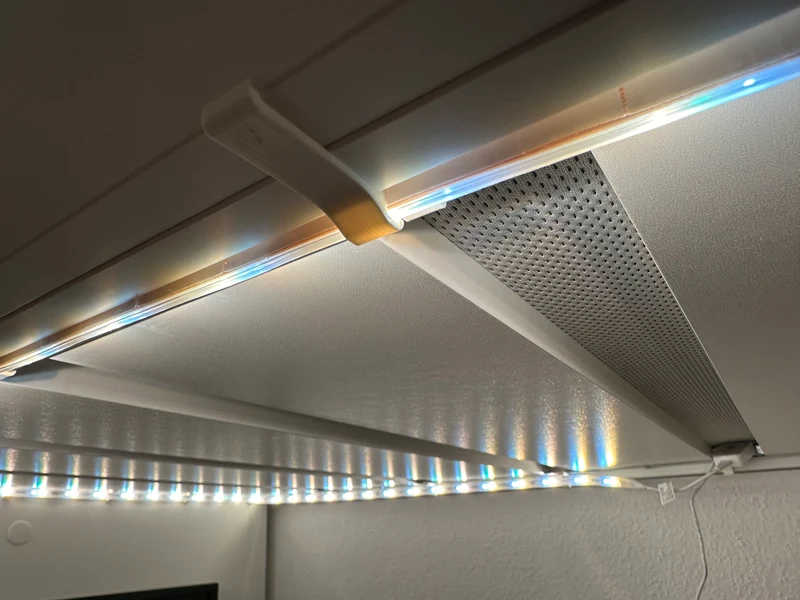 Clips de bande lumineuse Hue pour lit IKEA SMÅSTAD - Montage en douceur