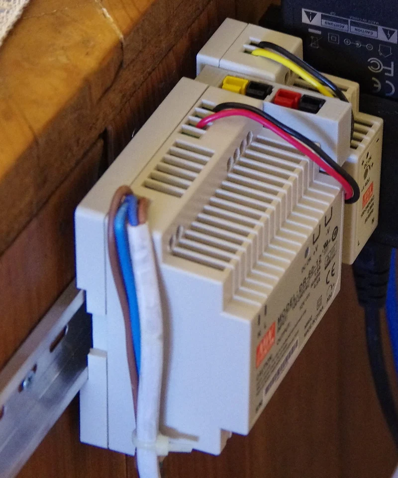 Support de rail DIN pour connecteurs PowerPole : vertical