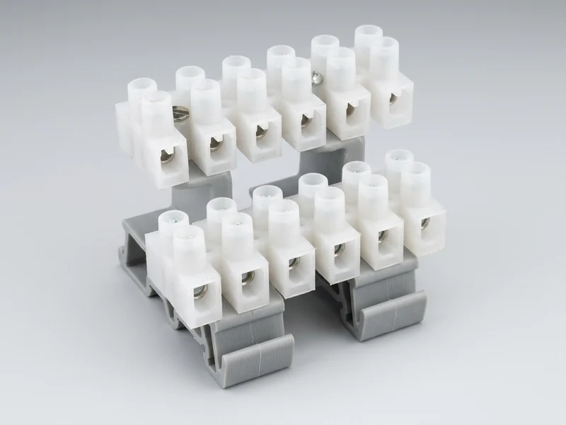 Rails DIN empilables pour blocs de jonction à double rangée