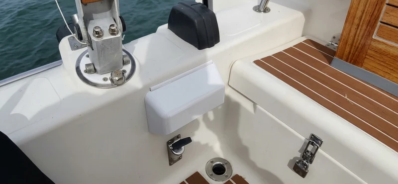 Couvercle de panneau avec charnière pour moteur de bateau
