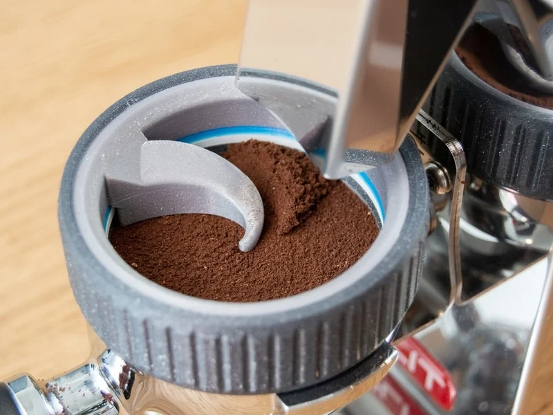 Espresso GrindDozer : distributeur de café et entonnoir doseur