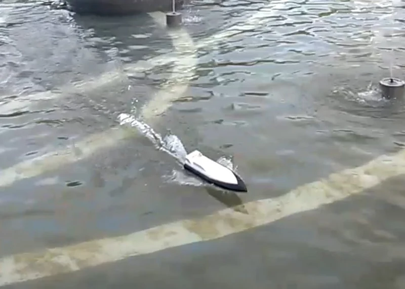 Bateau de vitesse télécommandé puissant