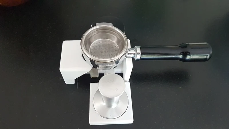 Support de fusée pour porte-filtre, niveleur et tamper