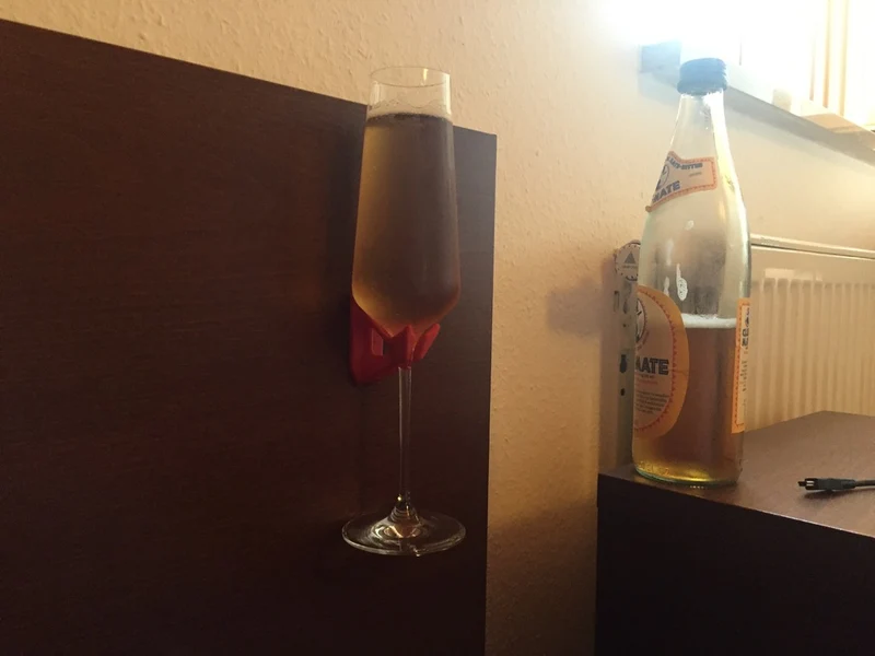 Porte-verre à champagne élégant pour montage mural