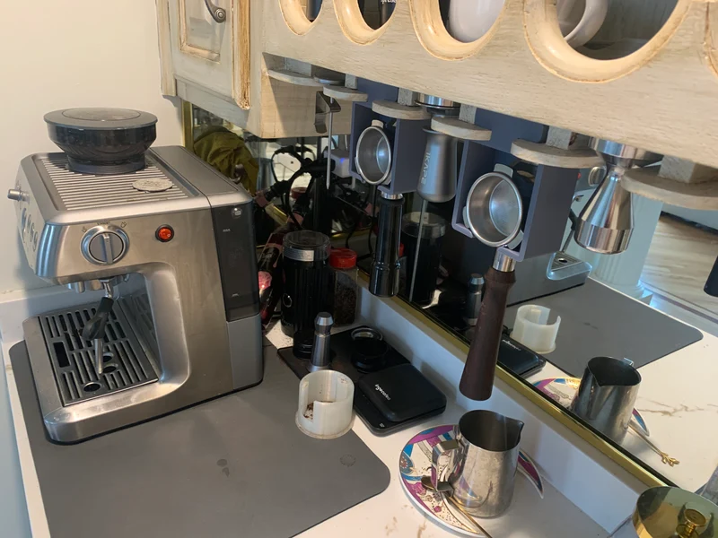 Porte-filtre pour support à verres à vin sous l'armoire