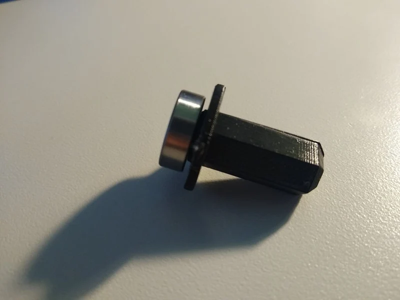 Capuchon d'extrémité amélioré pour brosse à rouleau d'aspirateur Neato