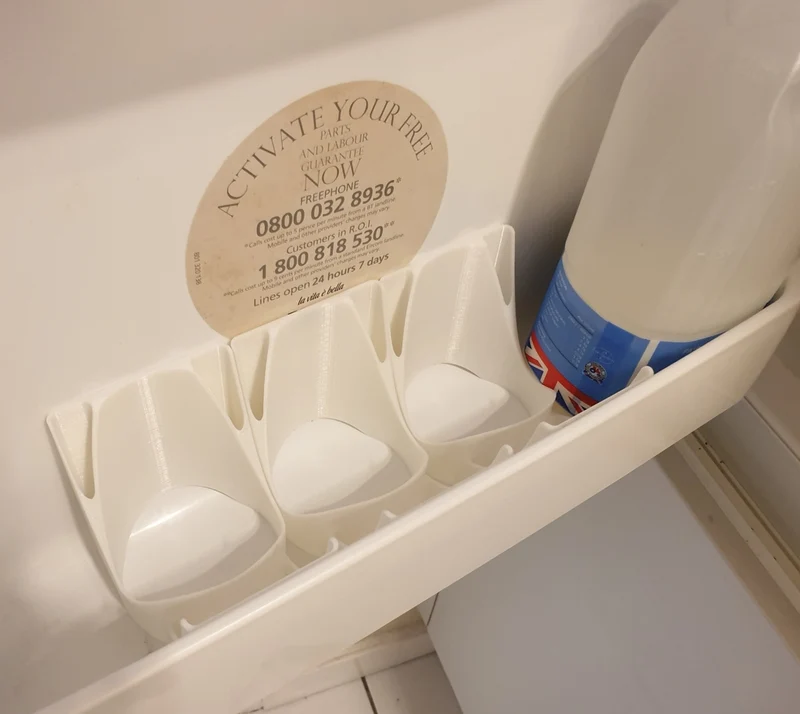 Porte-bouteilles et porte-gobelets pour porte de réfrigérateur