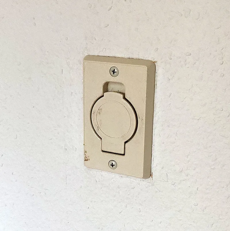 Plaque de recouvrement pour prise d'aspirateur central