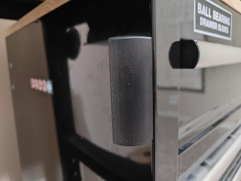 Poignées verticales pour armoire à outils Yukon à 12 tiroirs