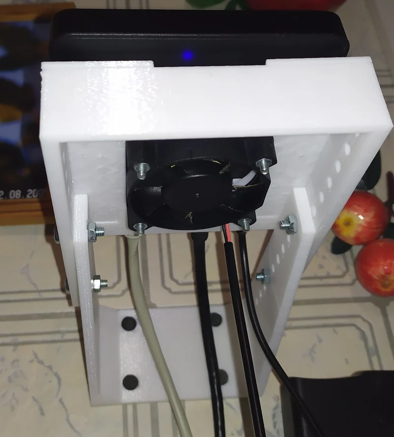 Support mural universel pour boîtier TV avec refroidissement par ventilateur