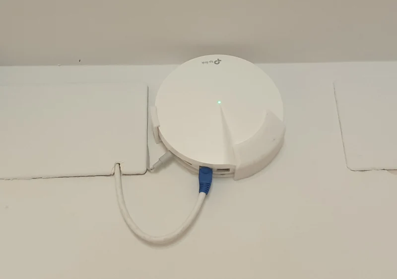 Support mural TP-Link Deco M9 Plus - Conception en demi-cercle peu encombrante
