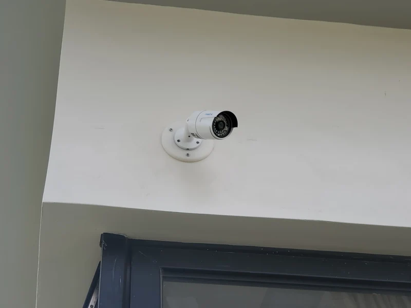Support mural plat pour caméra Reolink pour une installation discrète des câbles