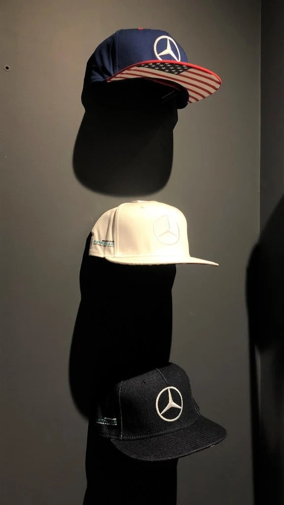Support d'affichage mural pour casquettes