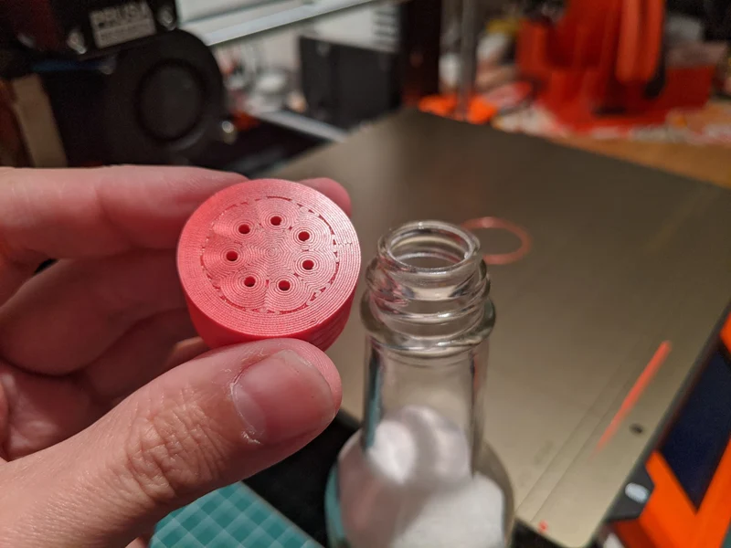 Couvercle de salière pour bouteille de sauce piquante