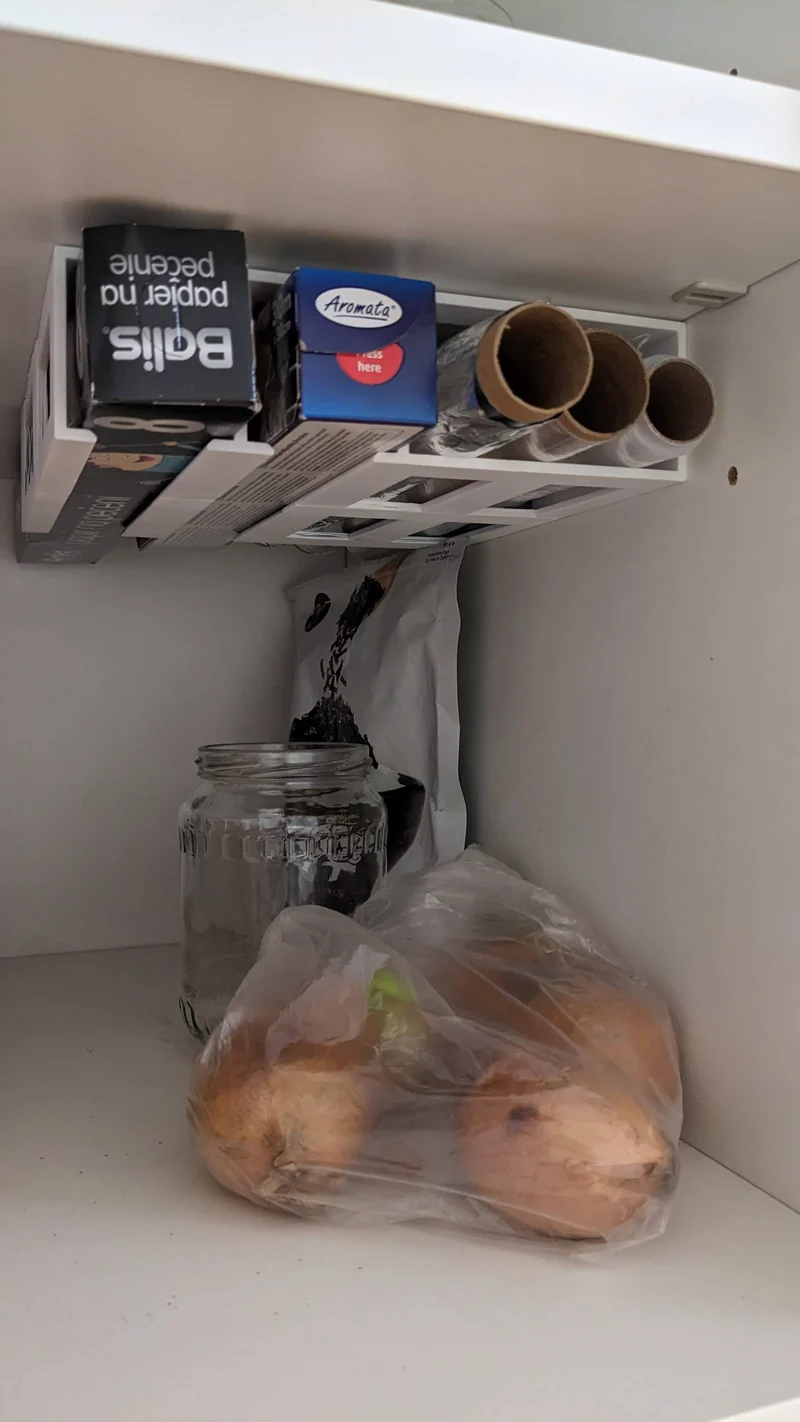Support de film alimentaire pour un rangement peu encombrant