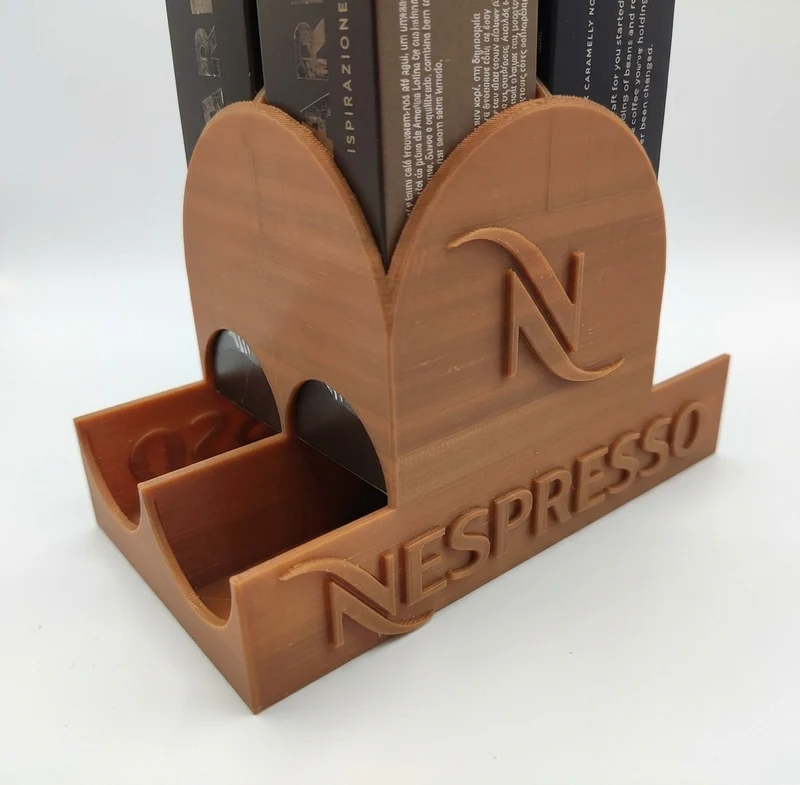 Distributeur Nespresso avec couvercle en forme de dôme pour le stockage des capsules