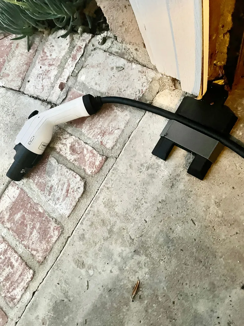 Passage de câble pour la porte de garage de sous-sol