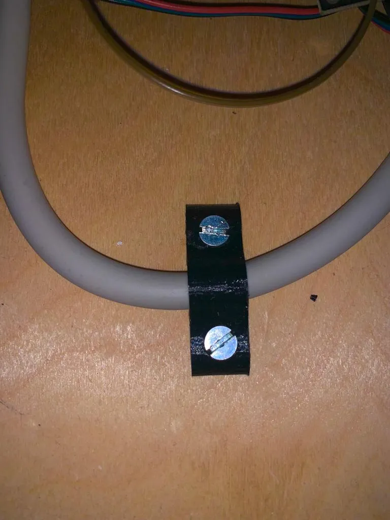 Porte-câbles imprimé en 3D pour le bureau