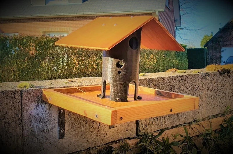 Mangeoire à oiseaux imprimée en 3D et en bois