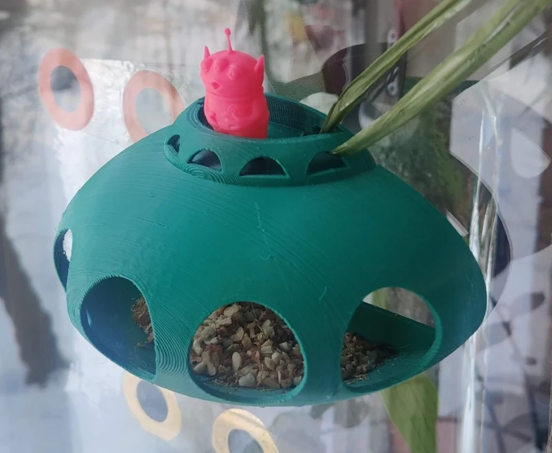Mangeoire à oiseaux pour fenêtre - Design extraterrestre