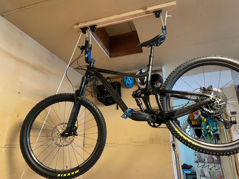 Rangement intelligent pour vélos avec système de poulie - Solution peu encombrante