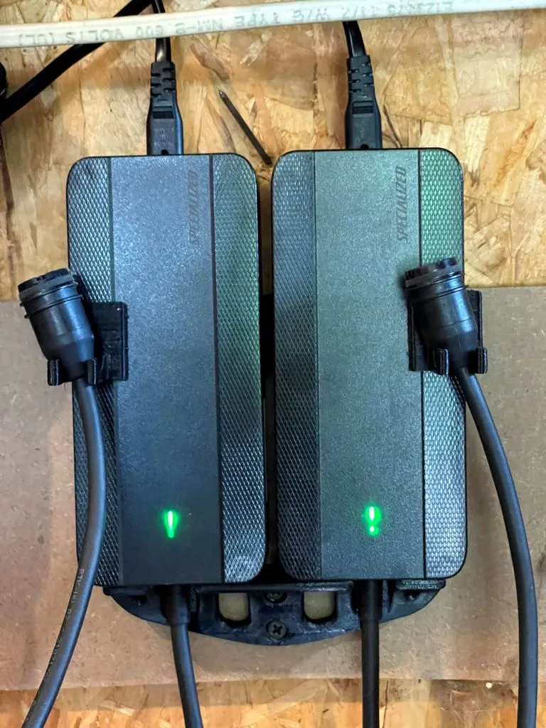 Support mural double pour chargeur de vélo électrique Specialized
