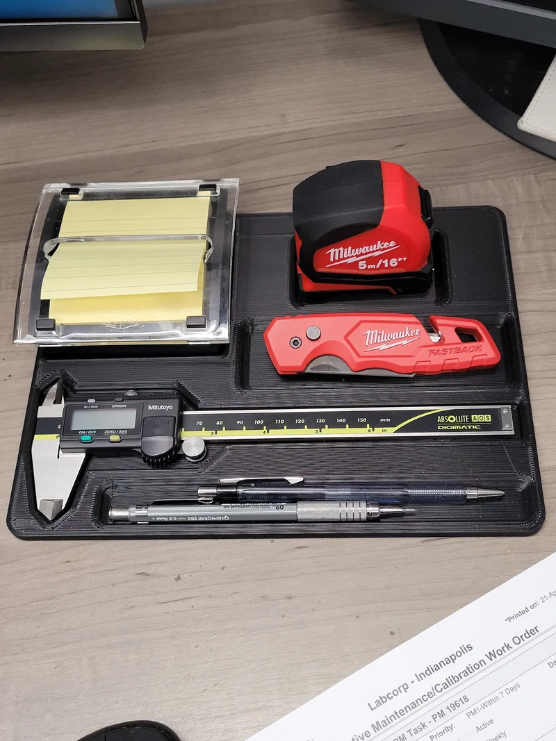 Organiseur de bureau avec calibre Mitutoyo, ruban à mesurer et couteau Milwaukee
