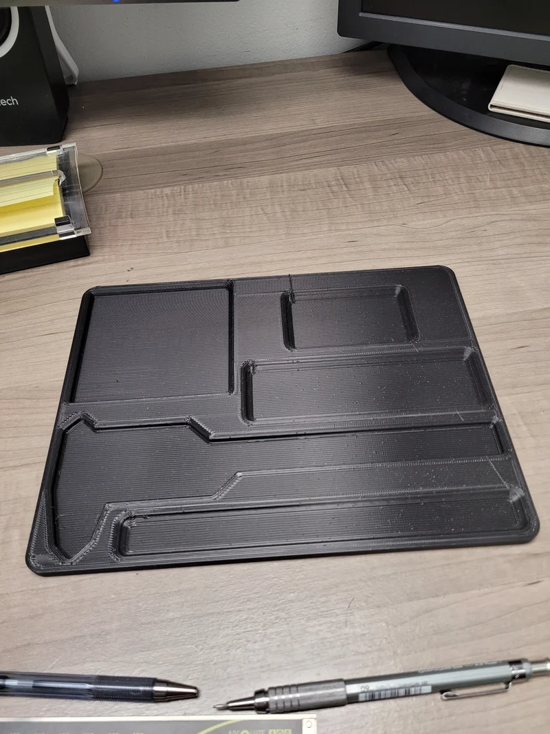 Organiseur de bureau avec calibre Mitutoyo, ruban à mesurer et couteau Milwaukee