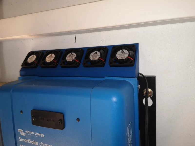 Couvercle de refroidissement pour Victron 250/100 MPPT avec de la place pour cinq ventilateurs de 40 mm