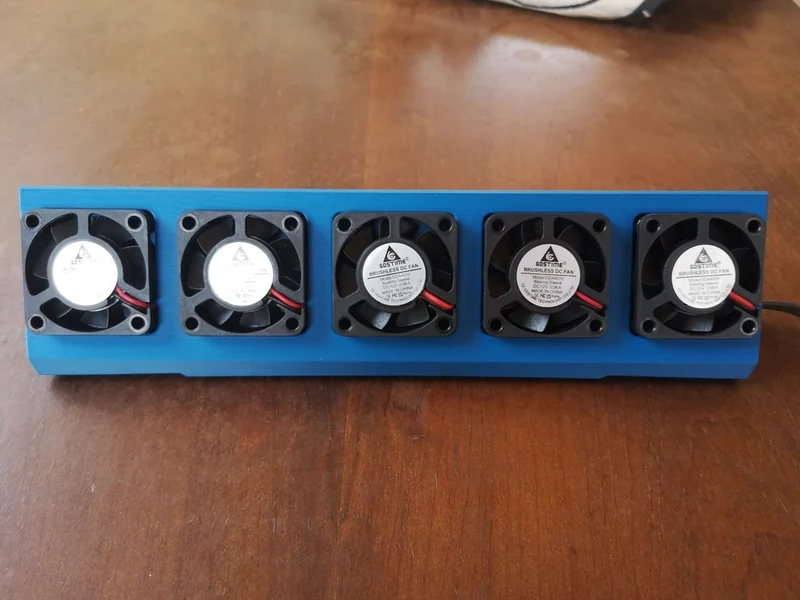 Couvercle de refroidissement pour Victron 250/100 MPPT avec de la place pour cinq ventilateurs de 40 mm