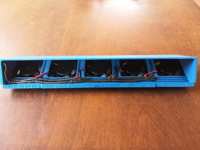 Couvercle de refroidissement pour Victron 250/100 MPPT avec de la place pour cinq ventilateurs de 40 mm