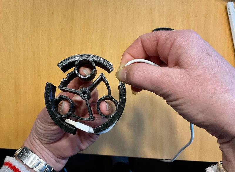 Organisateur de câbles flexible pour téléphones et tablettes